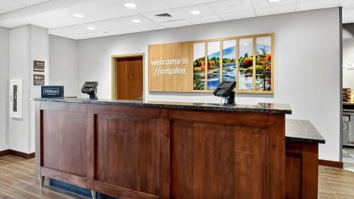 Lake Hallie Hotel | Hampton Inn & Suites Chippewa Falls