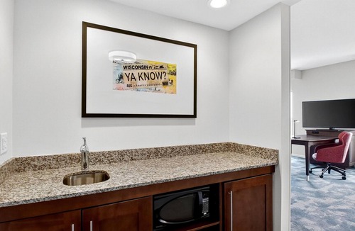 Lake Hallie Hotel | Hampton Inn & Suites Chippewa Falls