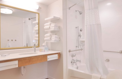 Lake Hallie Hotel | Hampton Inn & Suites Chippewa Falls