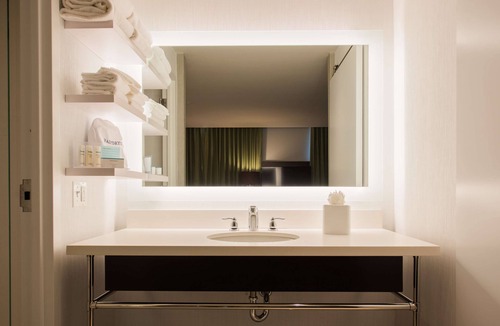 Navy Yard Hotel | Hampton Inn & Suites Washington DC-Navy Yard