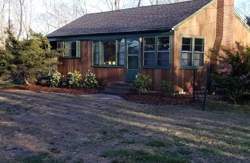 Flanders House | Hampton's Tranquil getaway near bay & ocean waters.