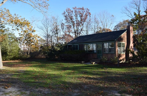 Flanders House | Hampton's Tranquil getaway near bay & ocean waters.