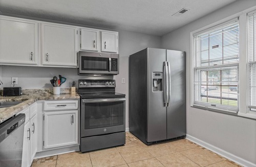 Coliseum Central House | Hampton, VA Cozy Townhouse with HUGE Deck
