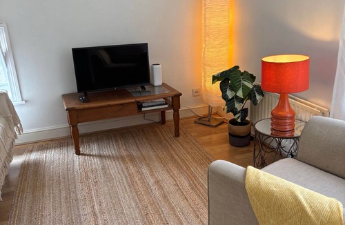 Hampton Wick Apartment | Hampton Wick: 2 Bed 2 Bathroom