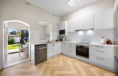 Semaphore South House | Hamptons Bungalow @ Semaphore - 3BR, Parking, BBQ