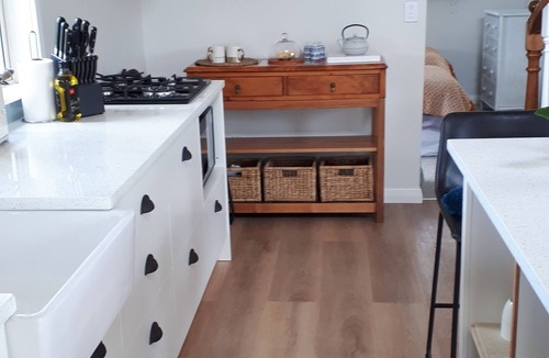 Whangarei Heads Cottage | Hamptons Coastal Cottage 2mins from beaches, huge deck