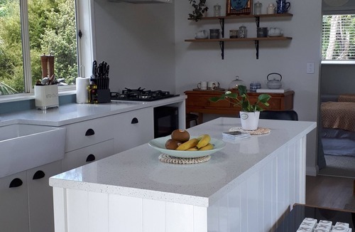 Whangarei Heads Cottage | Hamptons Coastal Cottage 2mins from beaches, huge deck