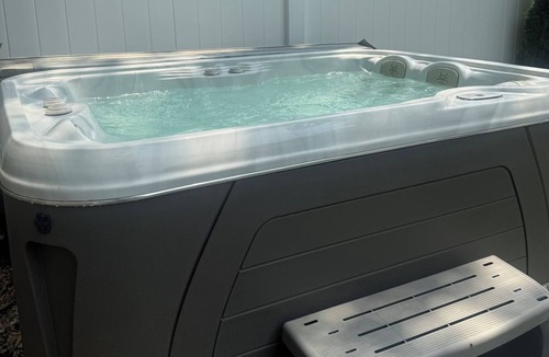 Hampton Bays House | Hamptons Getaway 3 Bed 2 Bath with Hot Tub