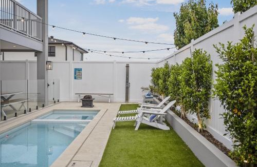 Torquay Villa | Hamptons in Torquay - 5 bath, Pool, Spa & Theatre!