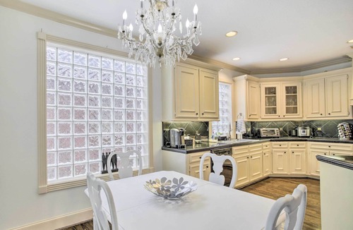 Spring Branch East House | ‘Han Solo's Hideout’ Luxe Houston Home w/Pool!