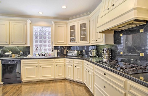 Spring Branch East House | ‘Han Solo's Hideout’ Luxe Houston Home w/Pool!
