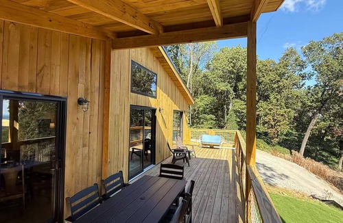 Mountain Creek Cabin | Handcrafted Cabin · Sunrise + Blue Ridge Views · 5 mi to Chattanooga