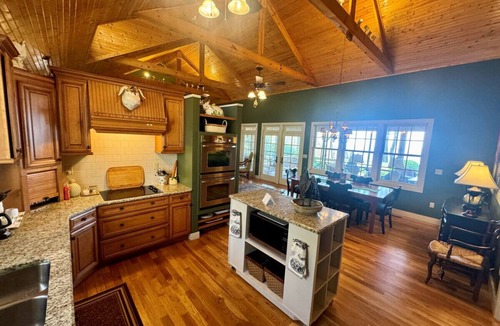Monteagle House | Handicap Accessible 4 Bedrooms with Amazing Views on Monteagle Mountain
