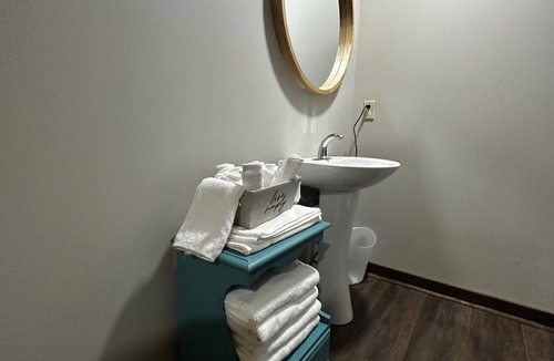 Timpson Hotel | Handicap Accessible Cozy 1-bedroom with WiFi and AC in charming Timpson