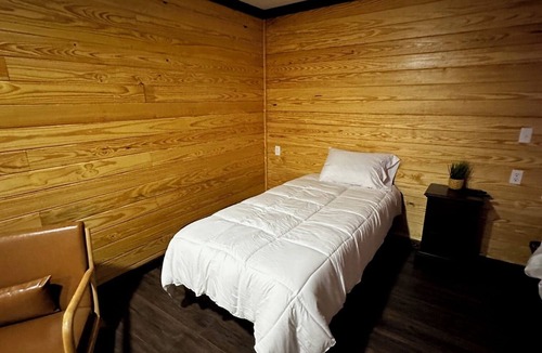 Timpson Hotel | Handicap Accessible Cozy 1-bedroom with WiFi and AC in charming Timpson