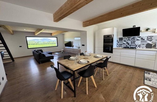 Millas House | Hands of the sun - MILLAS