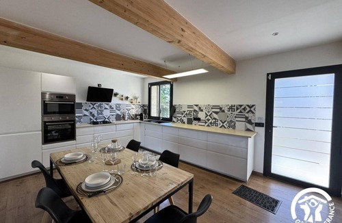 Millas House | Hands of the sun - MILLAS