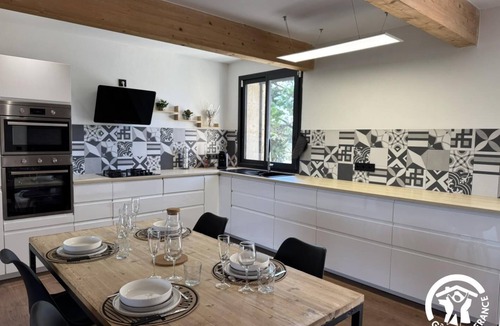 Millas House | Hands of the sun - MILLAS