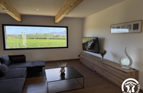 Millas House | Hands of the sun - MILLAS