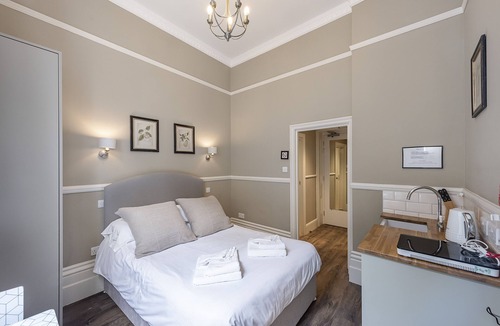 Campden Apartment | Handsome Kensington Studio