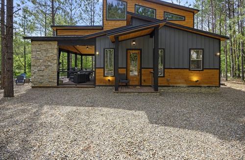 Golden Cabin | Hang Loose- Sleeps 8, 2 King Suites + Bunkroom