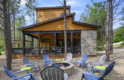 Golden Cabin | Hang Loose- Sleeps 8, 2 King Suites + Bunkroom