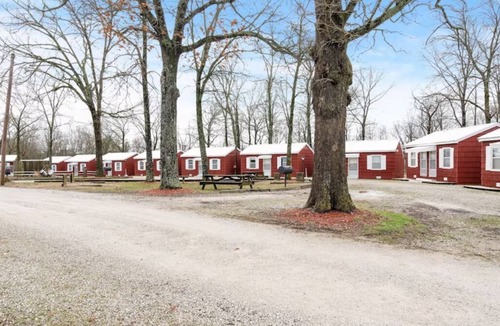 Cassville Cabin | Hang out at the pool-Cabin 4
