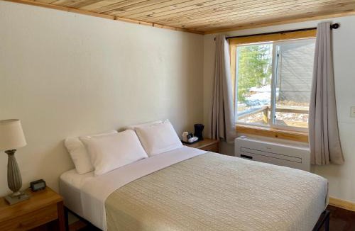 Barnum Cabin | Hanging Horn Lakeside Resort