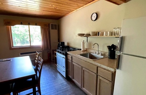 Barnum Hotel | Hanging Horn Lakeside Resort
