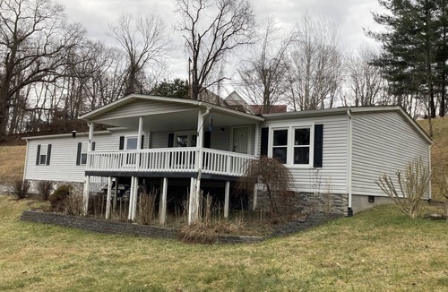 Redstar House | Hank's Hilltop Hideaway