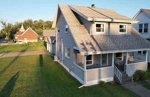Conneaut House | Hanks Harbor, 1/4 mile to Lake Erie, Marina, Beach, local restaurants.