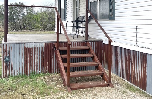 Uvalde House | Hank’s Hideaway located 10 miles from Concan and Uvalde Texas.