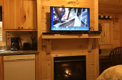 Candler House | Hanky Panky – Secluded Mountain Cabin with Hot Tub & Rustic Charm