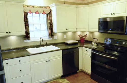 Paris House | Hannah’s Haven-Spacious & family-friendly Guesthouse & deck with high-speed wifi
