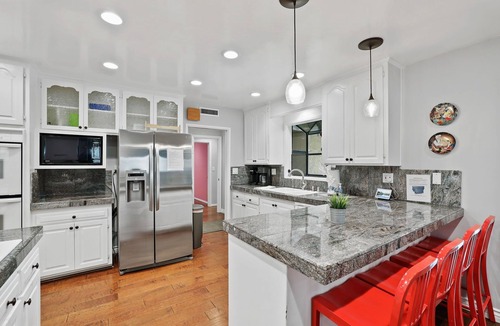 Southwest Anaheim House | Happiest Vacation Homes -Walk to Disneyland & Convention Center
