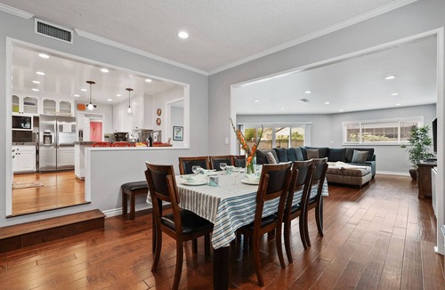 Southwest Anaheim House | Happiest Vacation Homes -Walk to Disneyland & Convention Center