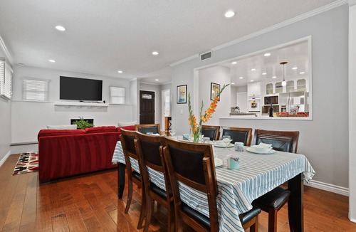 Southwest Anaheim House | Happiest Vacation Homes -Walk to Disneyland & Convention Center