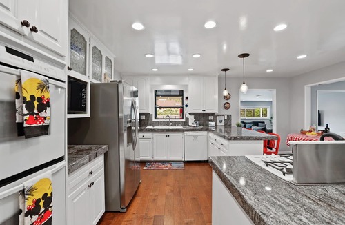 Southwest Anaheim House | Happiest Vacation Homes -Walk to Disneyland & Convention Center