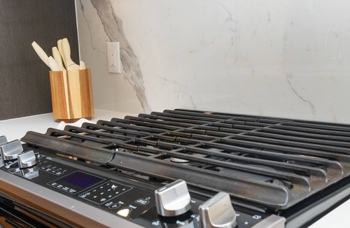 Cedars Apartment | Happiness at NO-CHARGE in walkaway Akard Travelbae Luxe Haus