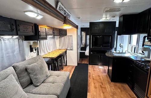 Magnolia House | Happy Campers RV Stay Private Yard Sleeps 4-6