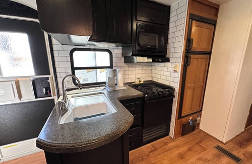 Magnolia House | Happy Campers RV Stay Private Yard Sleeps 4-6