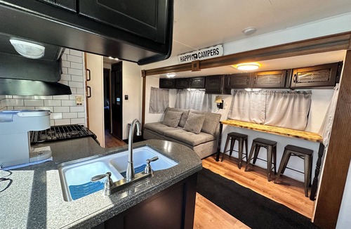 Magnolia House | Happy Campers RV Stay Private Yard Sleeps 4-6