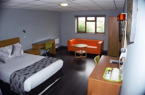 Warrington House | Happy Guests Lodge