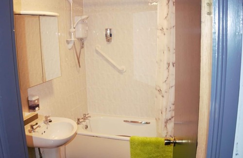 Warrington House | Happy Guests Lodge