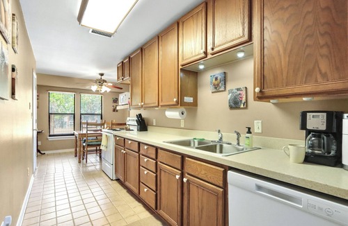 Wimberley House | Happy Hideaway I Hot tub, stargazing!