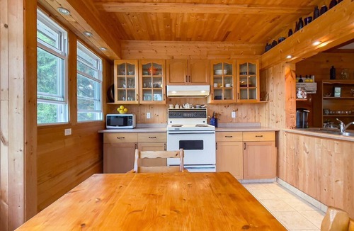Zurich Cottage | Happy Hideaway, short walk to Lake Huron