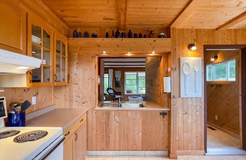 Zurich Cottage | Happy Hideaway, short walk to Lake Huron