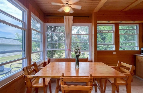 Zurich Cottage | Happy Hideaway, short walk to Lake Huron