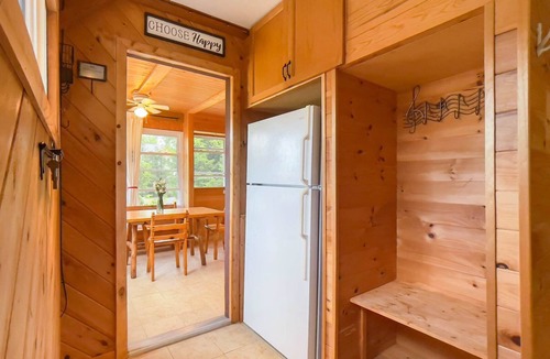 Zurich Cottage | Happy Hideaway, short walk to Lake Huron