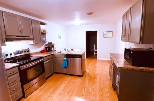 Inner Harbour House | Happy House | Free Parking | Downtown